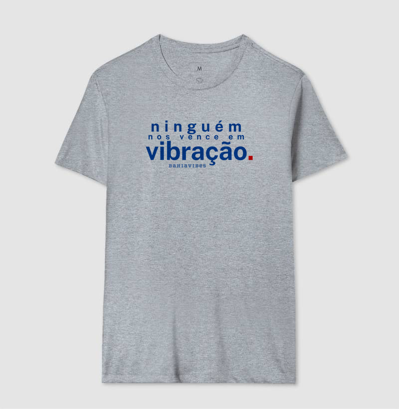 Camiseta Ninguém Nos Vence em Vibração (Branca / Cinza)