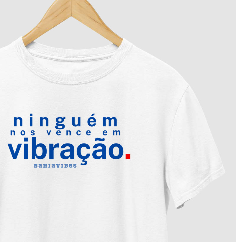 Camiseta Ninguém Nos Vence em Vibração (Branca / Cinza)