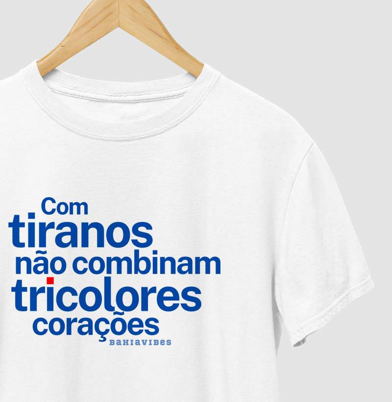 Camiseta Com Tiranos Não Combinam (Branca / Cinza)