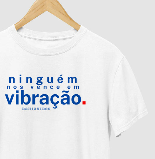 Camiseta Ninguém Nos Vence em Vibração (Branca / Cinza)