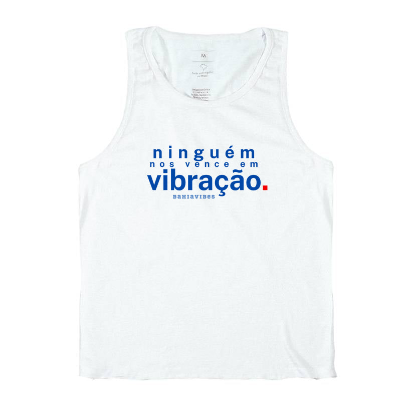 Camiseta Ninguém Nos Vence em Vibração (Branca / Cinza)