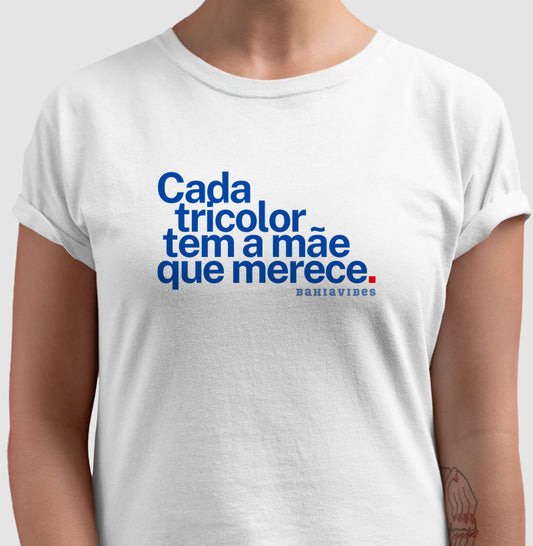 Camiseta Cada Tricolor Tem a Mãe Que Merece (Branca / Cinza)